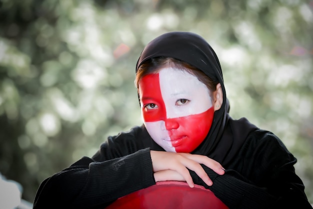 Photo portrait of young woman wearing mask