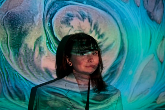 Photo portrait of young woman wearing mask