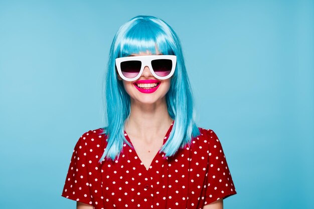 Photo portrait of young woman wearing sunglasses against blue background