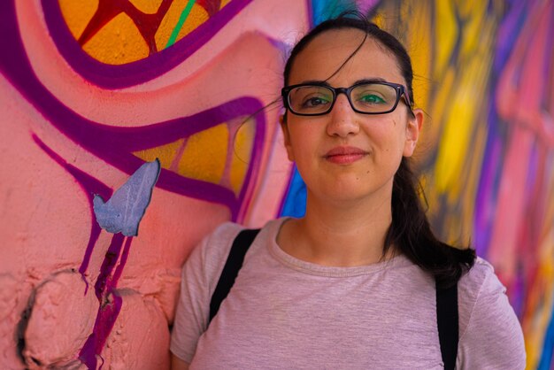 Photo portrait of young woman wearing sunglasses against wall