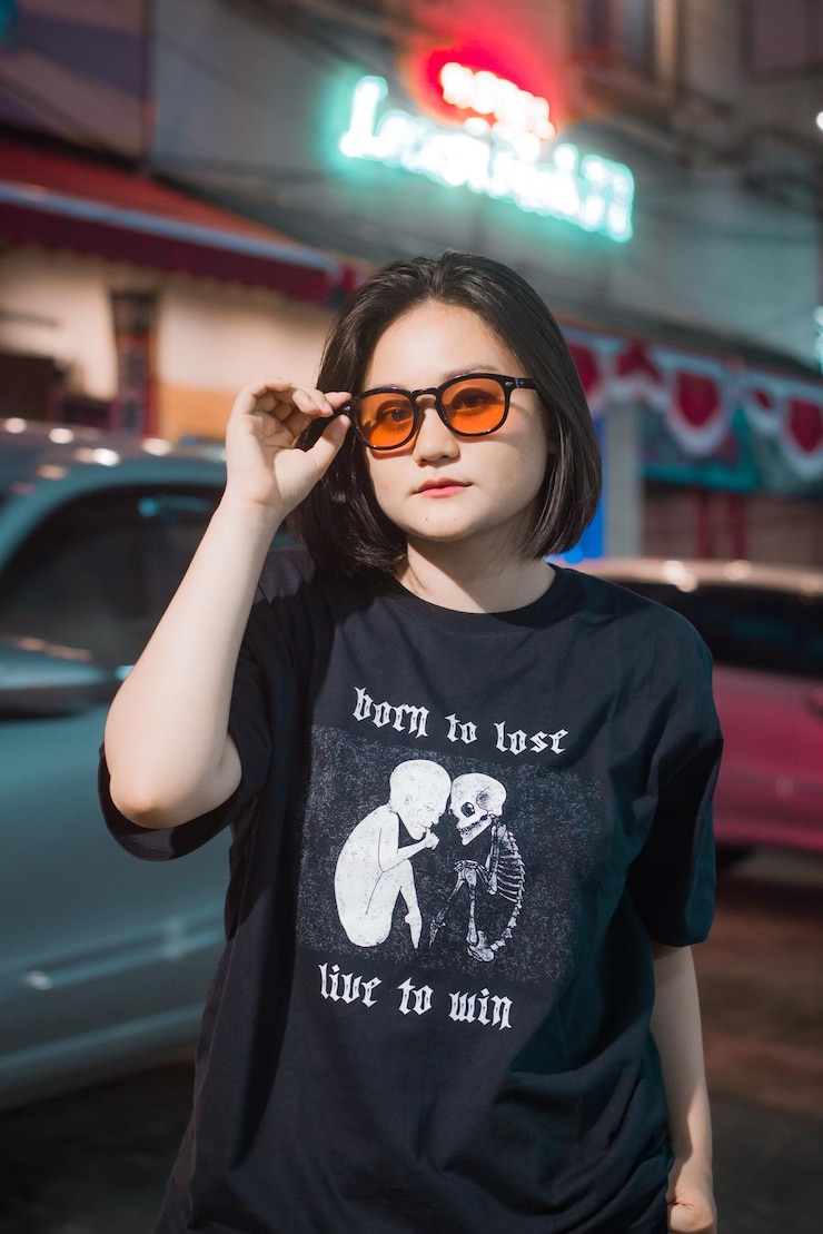 Photo 外に立っているサングラスを着た若い女性の肖像画
