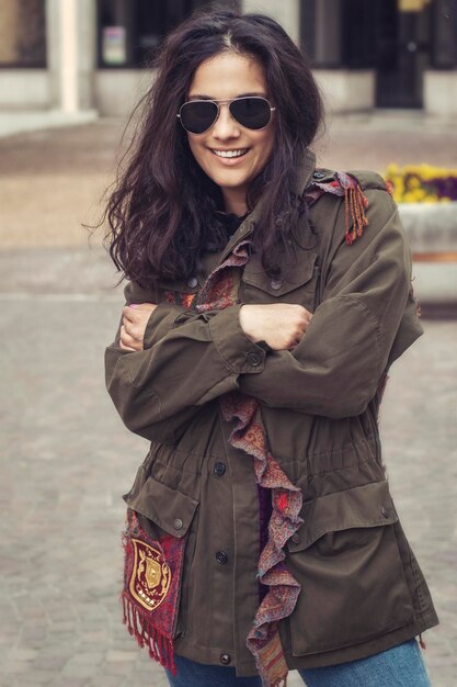 Photo portrait of young woman wearing sunglasses standing outdoors