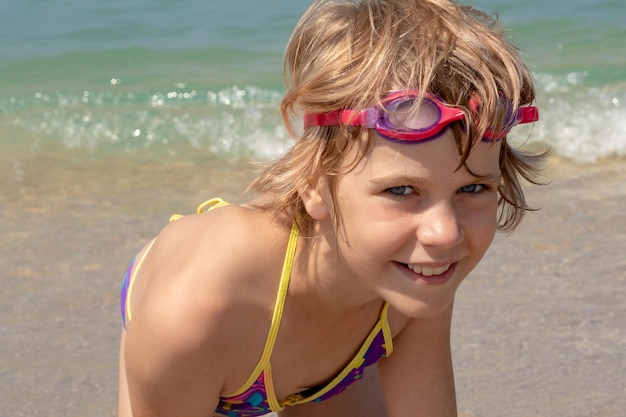 Photo portrait of young woman wearing sunglasses while standing at beach