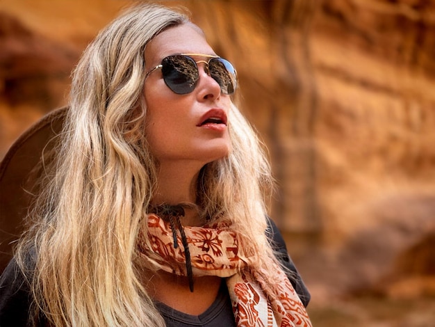 Photo portrait of young woman wearing sunglasses