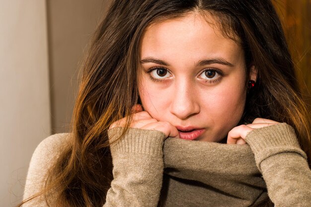 Photo portrait of young woman wearing sweater