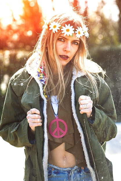 Photo portrait of young woman wearing tiara standing outdoors