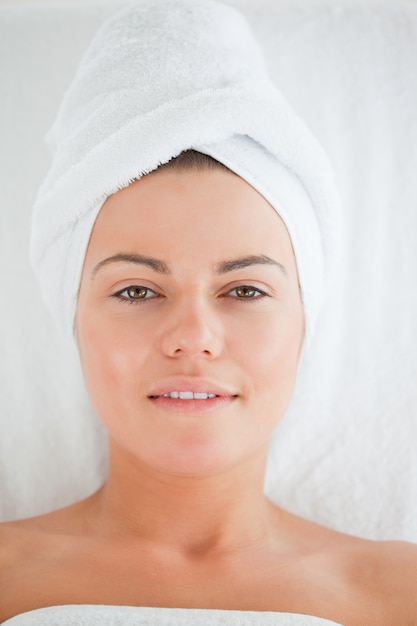 Photo portrait of a young woman wearing a towel