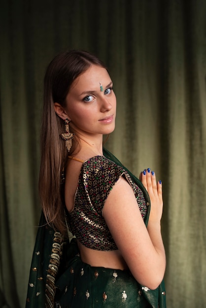 Photo portrait of young woman wearing traditional sari garment