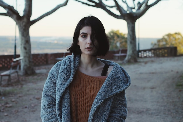 Портрет молодой женщины в теплой одежде зимой