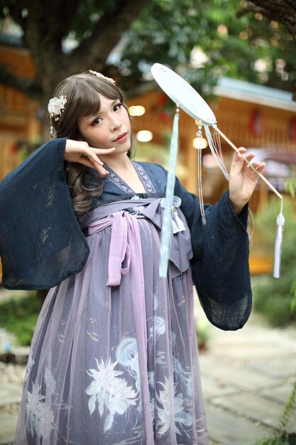 Photo portrait of young woman while standing outdoors