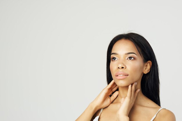 Photo portrait of a young woman over white background