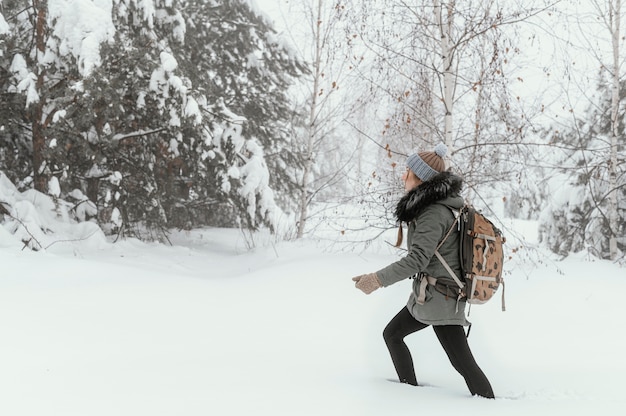 Foto giovane donna del ritratto sulla giornata invernale