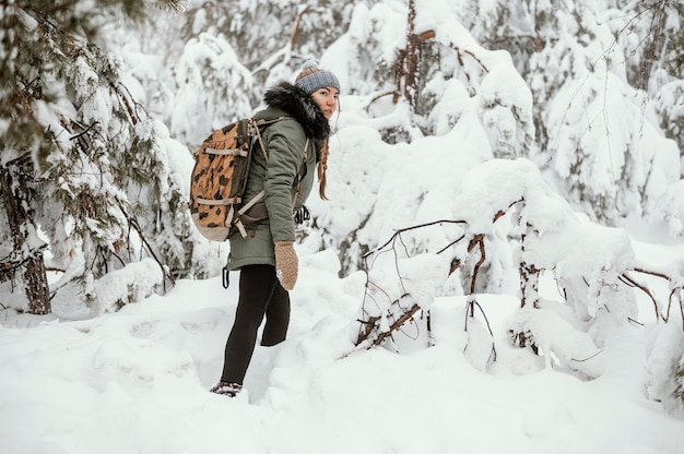 Foto giovane donna del ritratto sulla giornata invernale