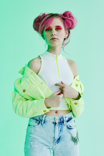 Photo portrait of young woman with arms crossed standing against blue background