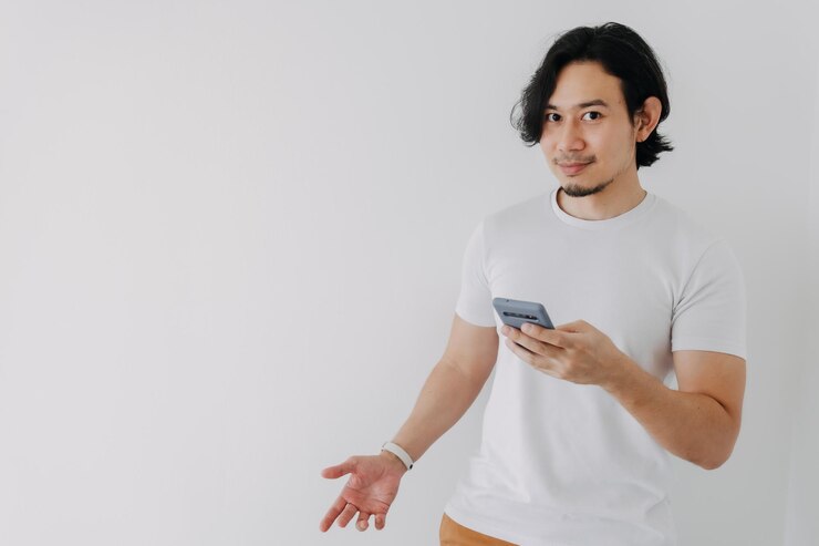 Photo 白い背景に腕を交差させた若い女性の肖像画