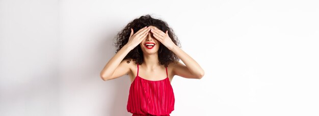 Photo portrait of young woman with arms crossed standing against white background