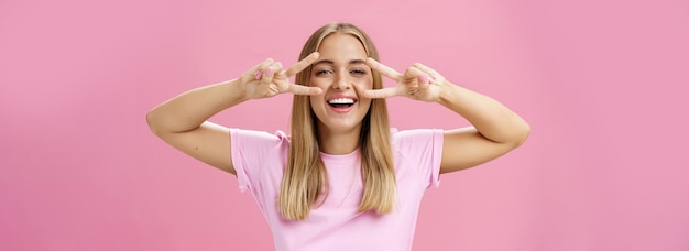 Photo portrait of young woman with arms crossed standing against yellow background