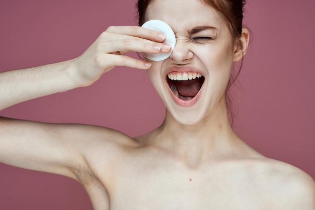 Photo portrait of young woman with arms raised against white background