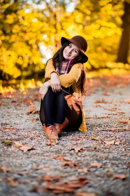 Photo portrait of young woman with autumn leaves