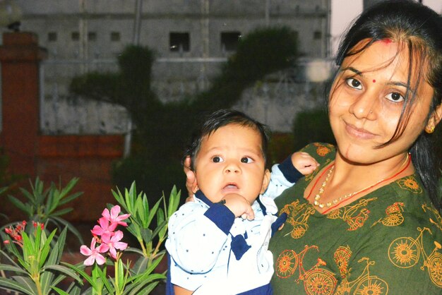 Photo portrait of young woman with baby boy