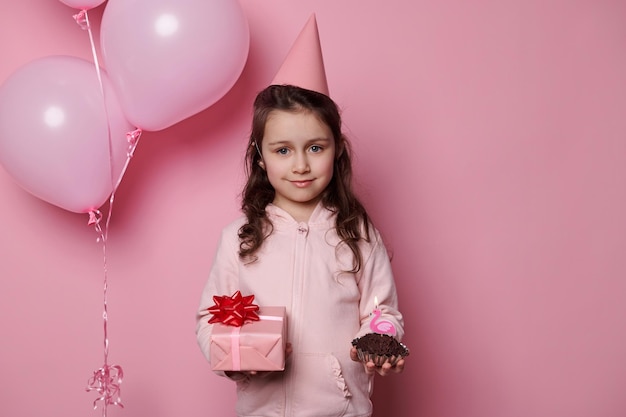 Photo portrait of young woman with balloons