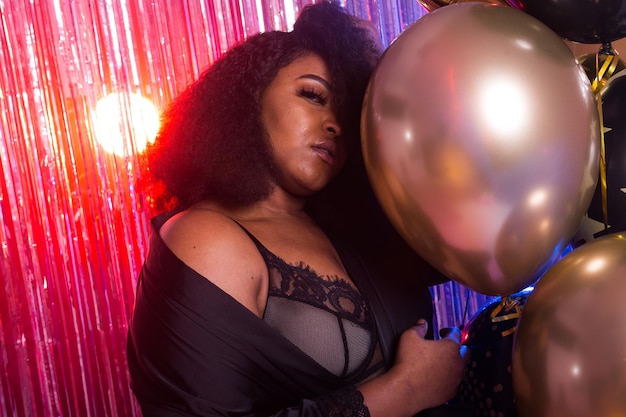 Photo portrait of young woman with balloons