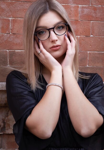 Foto ritratto di una giovane donna con i capelli biondi