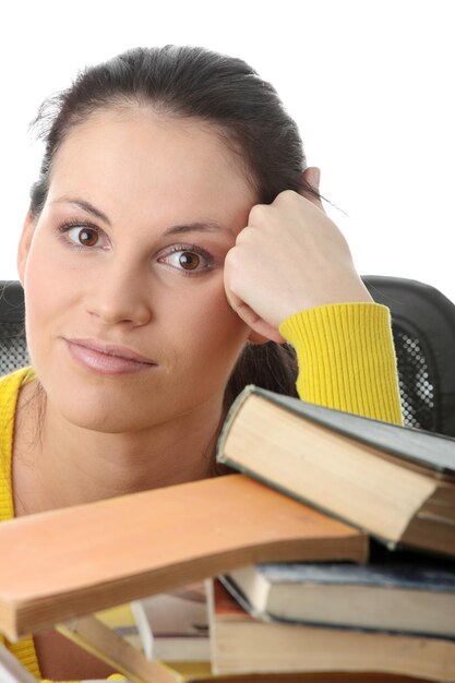 Foto ritratto di una giovane donna con libri sullo sfondo bianco