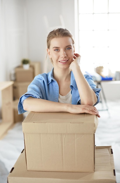 Photo portrait of a young woman with boxes