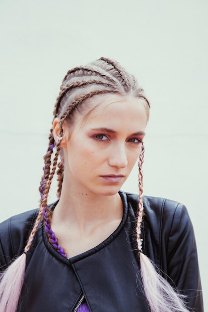 Photo portrait of young woman with braided hair