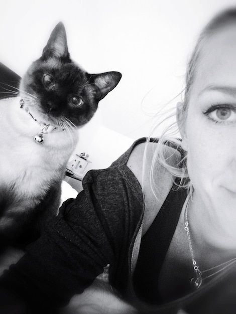 Photo portrait of young woman with cat relaxing at home