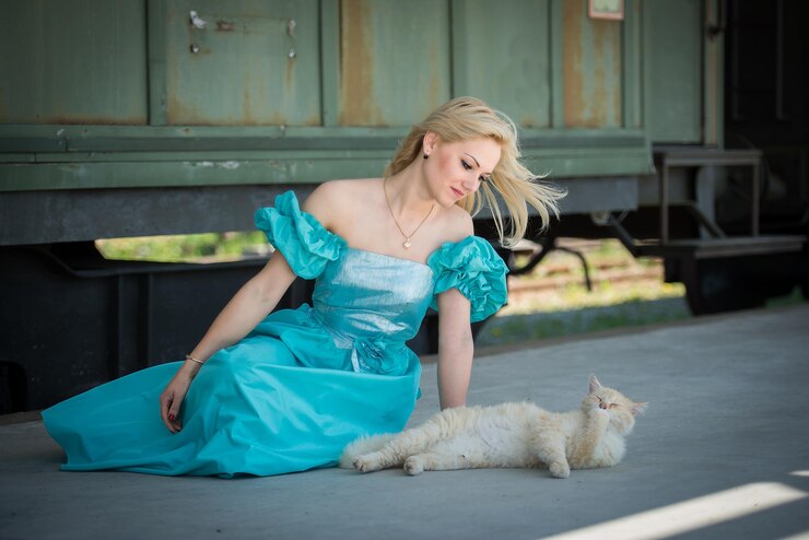Photo portrait of young woman with cat