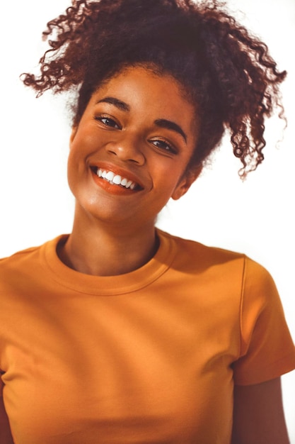 Photo portrait of young woman with curly hair against white background