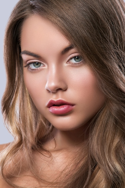 Photo portrait of young woman with curly hair