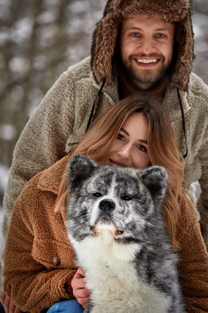 Foto ritratto di una giovane donna con un cane