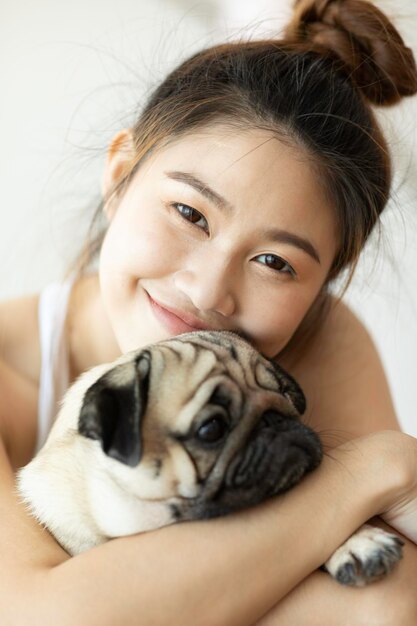 Photo portrait of young woman with dog