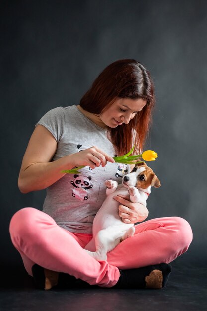 Foto ritratto di una giovane donna con un cane