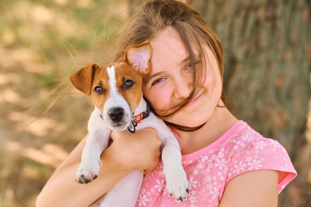 犬と一緒に若い女性の肖像画