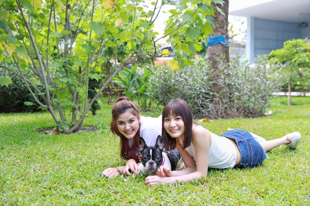 Photo portrait of a young woman with dog