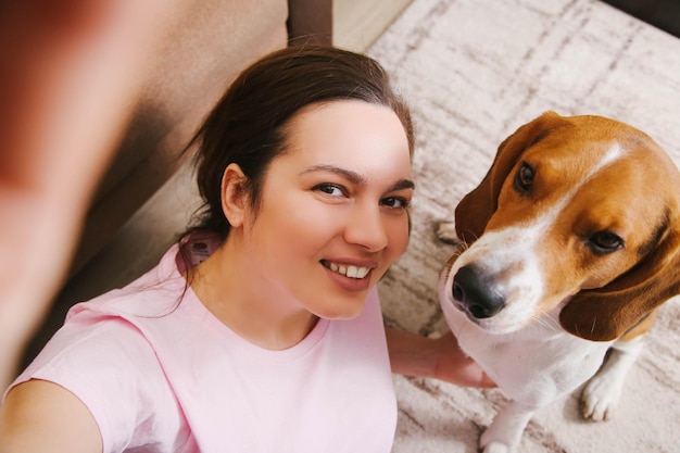 Photo portrait of young woman with dog