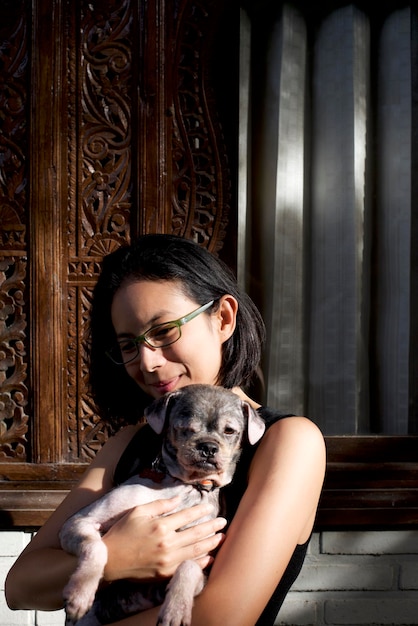 Photo portrait of young woman with dog