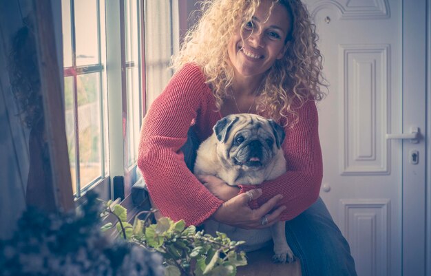 Photo portrait of young woman with dog