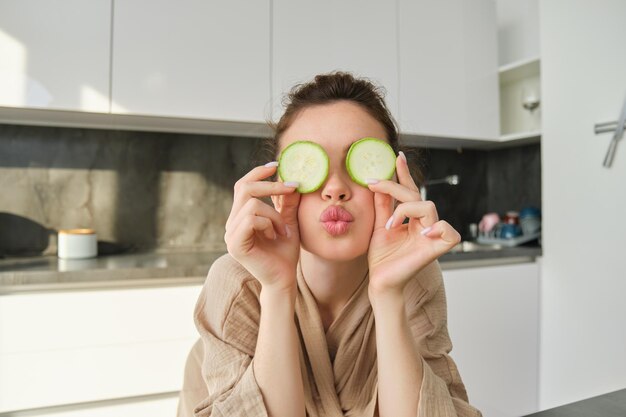 Photo portrait of young woman with eyes closed against wall