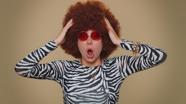 Photo portrait of young woman with eyes closed