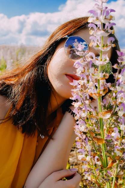 Photo portrait of young woman with eyes closed