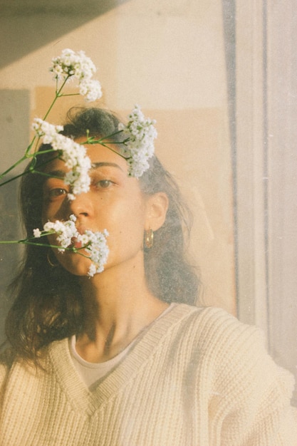 Photo portrait of young woman with flowers