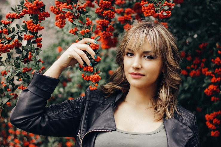 Photo portrait of young woman with fruits hanging on branch