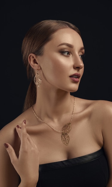 Photo portrait of young woman with golden earrings