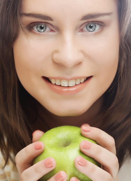 Foto ritratto di giovane donna con mela verde