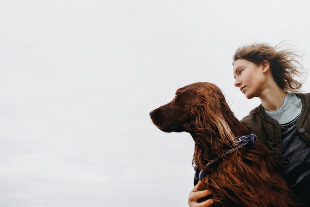 Портрет молодой женщины с собакой